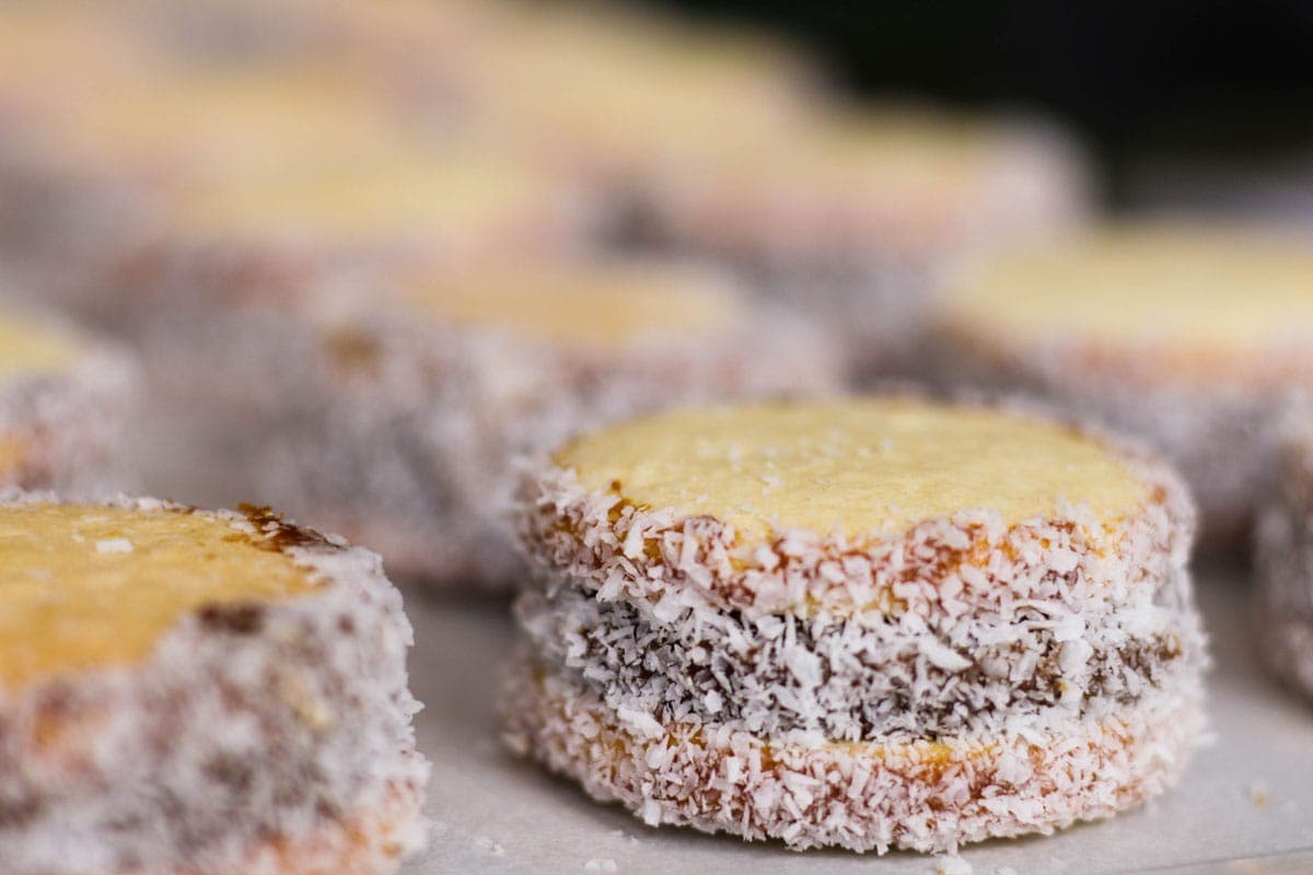 Close-up van handgemaakte alfajores de maicena met dulce de leche en kokos